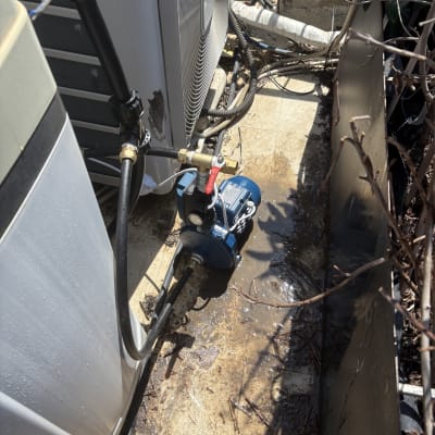 משאבה וצינורות ליד יחידת מיזוג אוויר