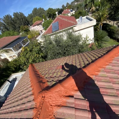 גג רעפים עם תיקון בצבע כתום לאורך החיבור