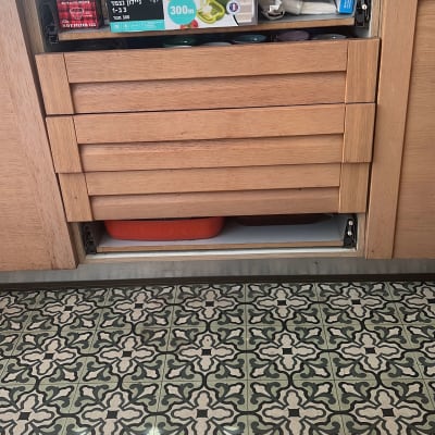 מיקרוגל על מדף עם מגירות עץ פתוחות