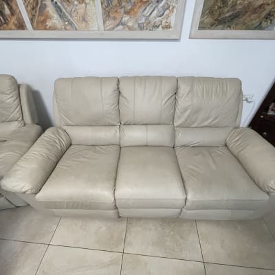 ספה עור בהירה על רצפת קרמיקה