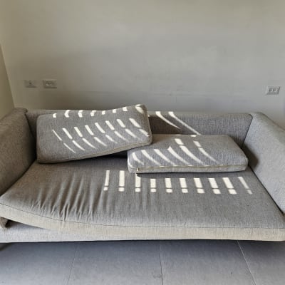 ספה אפורה עם כריות מונחות עליה