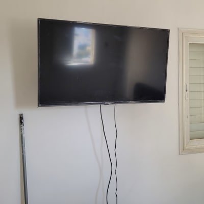 טלוויזיה תלויה על הקיר ליד חלון