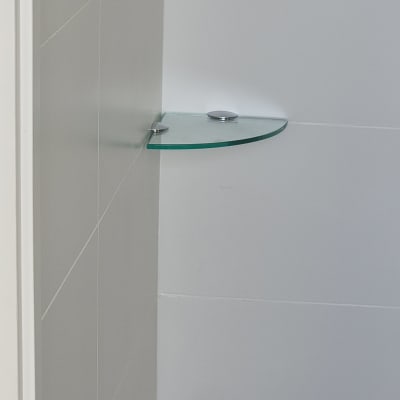 מדף זכוכית מותקן על קיר לבן