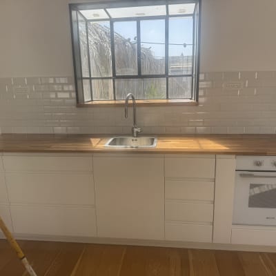 מטבח עם משטח עץ וכיור, אריחי קיר לבנים