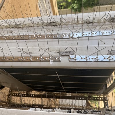דוקרנים נגד יונים על מזגן חיצוני