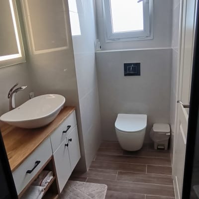 חדר אמבטיה משופץ עם כיור, ארון ושירותים מודרניים