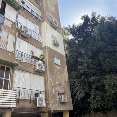 בניין מגורים עם מזגנים מותקנים על הקיר החיצוני