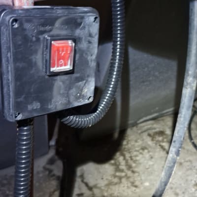 מתג חשמלי עם כבל גמיש בסביבה תעשייתית