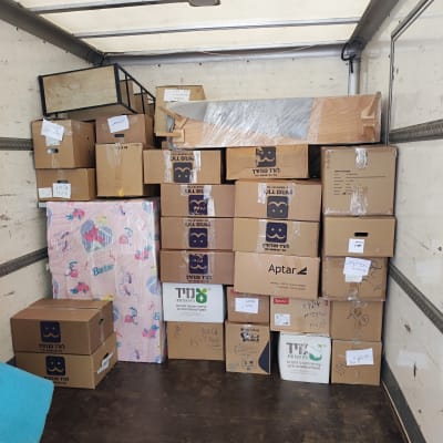 קופסאות קרטון מסומנות בתוך משאית הובלה