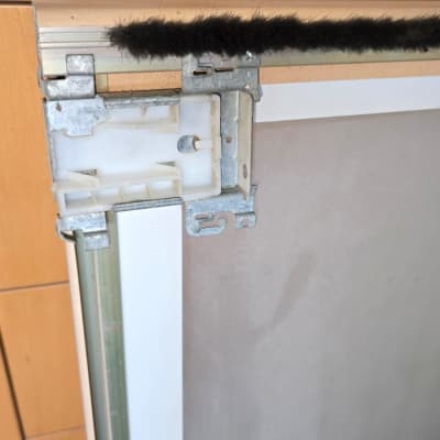 חיבור מתכת ופלסטיק בארון עץ