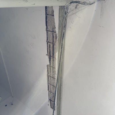 קיר עם סדק ותיקון חשוף בתחום האיטום