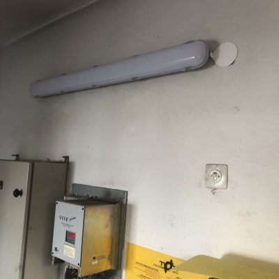 תמונה של תאורה ומכשור חשמלי על קיר