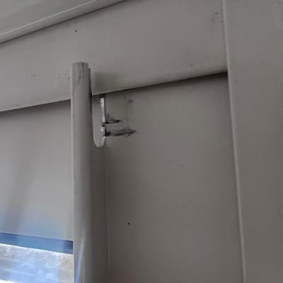 חלקי אלומיניום מחוברים בקיר