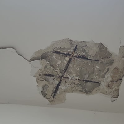 תקרה עם סדקים וחור בחשיפה לבטון