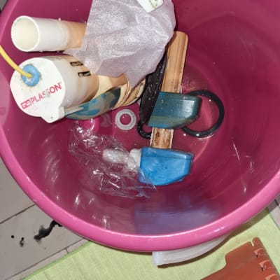 חלקי אינסטלציה ודלי ורוד