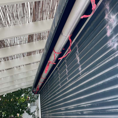 תריס מתכת סגור עם צינורות וקשירות אדומות