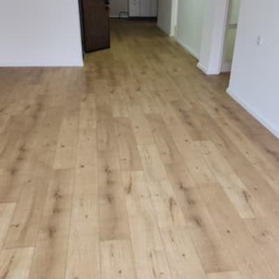 רצפת פרקט עץ בהירה בחדר ריק