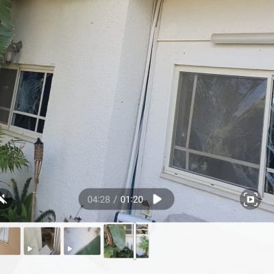 חלונות שבורים בקיר חיצוני של מבנה