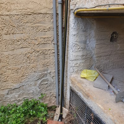 צינורות פלסטיק מחוברים לקיר עם זווית ברזל