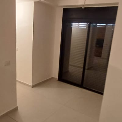 קירות ותקרה צבועים בלבן בחדר ריק מריהוט