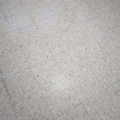 רצפה נקייה עם אריחים בהירים ומבריקים