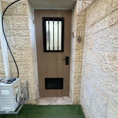 דלת עץ עם סורג וחלון זכוכית