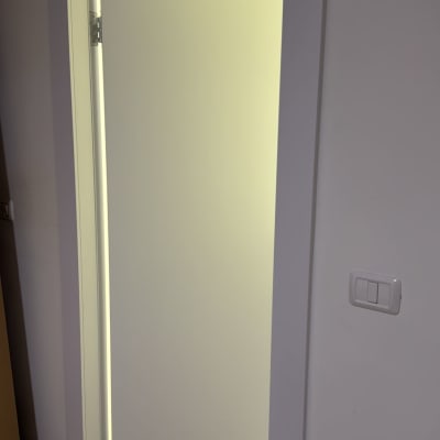 דלת לבנה פתוחה עם מסגרת לבנה