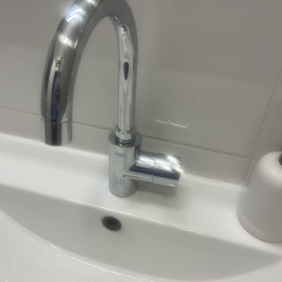 ברז כיור כרום בחדר אמבטיה