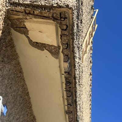 קיר עם סדקים ותיקונים בתחום השיפוצים