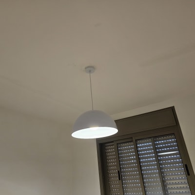 מנורה תלויה מהתקרה עם אור דולק