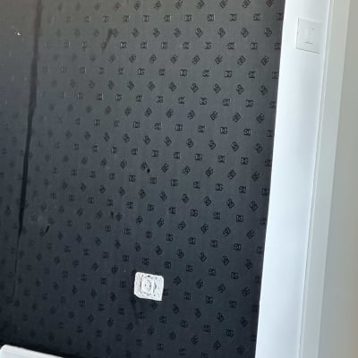 טפט שחור עם דוגמה גיאומטרית ושקע חשמל