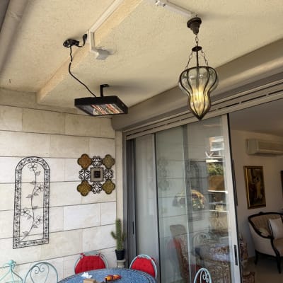 מנורה תלויה ותאורה מותקנת בתקרה במרפסת