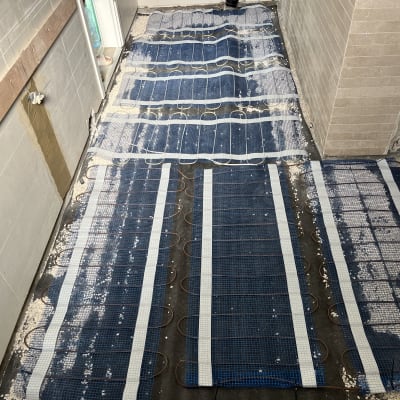 מערכת חימום תת רצפתי מותקנת על רצפה