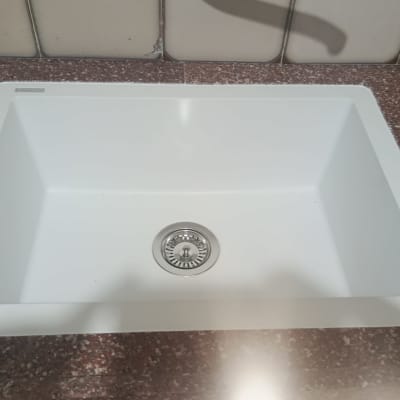 כיור מותקן על משטח שיש במטבח