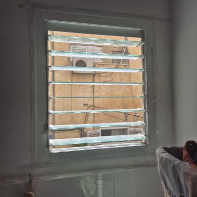 תריסים אופקיים מזכוכית בחלון פתוח