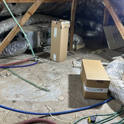 צינורות מיזוג אוויר מבודדים בעליית גג