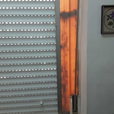 תריסים לבנים עם אור שמש חודר דרכם