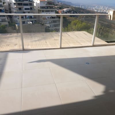 מרפסת עם רצפת אריחים ונוף עירוני