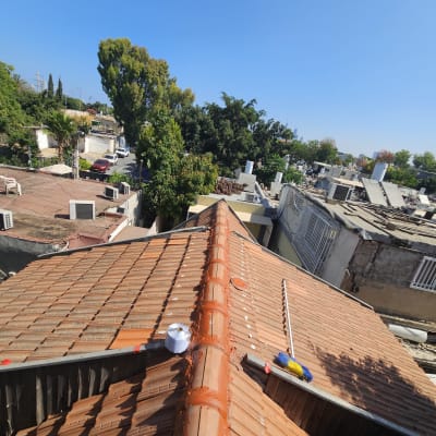 גג רעפים עם חומרי איטום וכלי עבודה