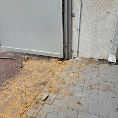 שער חשמלי עם חיווט והתקנה על שביל מרוצף