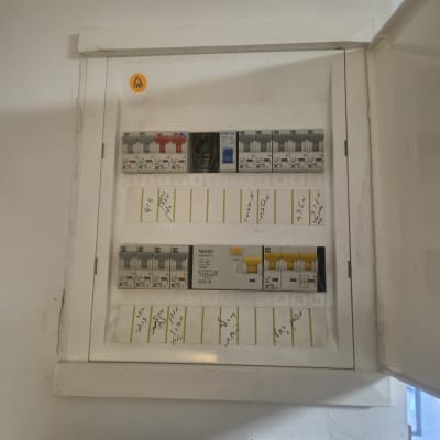 לוח חשמל עם מפסקים ותוויות כתובות בכתב יד