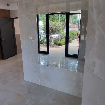 חלון זכוכית עם מסגרת שחורה בקיר פנימי