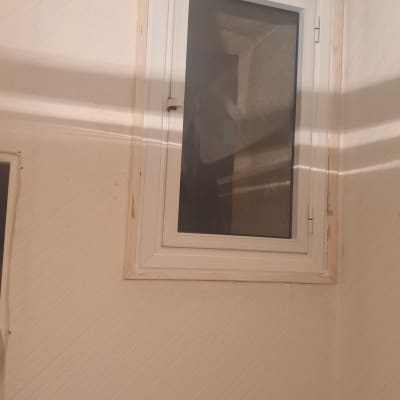 חלון אלומיניום מותקן בקיר פנימי