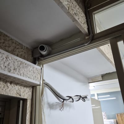 מצלמת אבטחה מותקנת בפינת תקרה ליד קיר