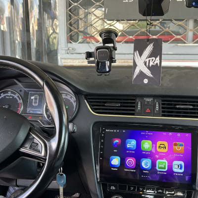 מערכת מולטימדיה ברכב עם מסך מגע והגה