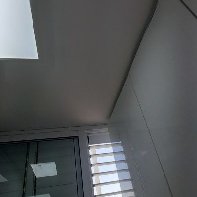 תקרה לבנה עם תאורה, חלון עם תריסים