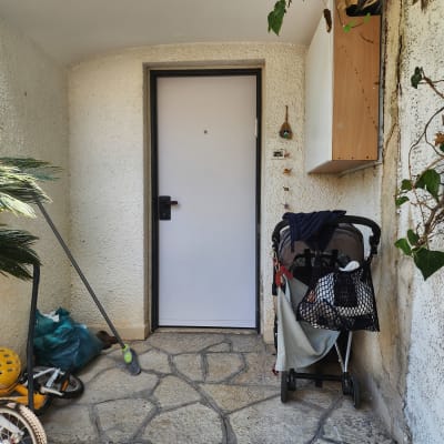 דלת לבנה עם מסגרת שחורה ומנעול שחור