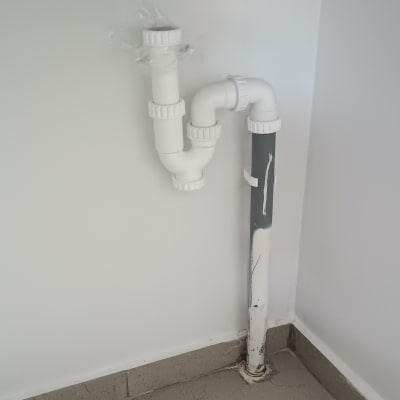 צינור ביוב לבן מתחת לכיור במטבח