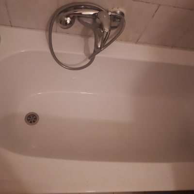 אמבטיה עם ברז ומקלחת יד