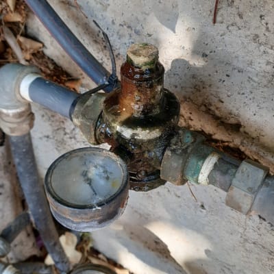 צנרת מים עם ברז ומד לחץ